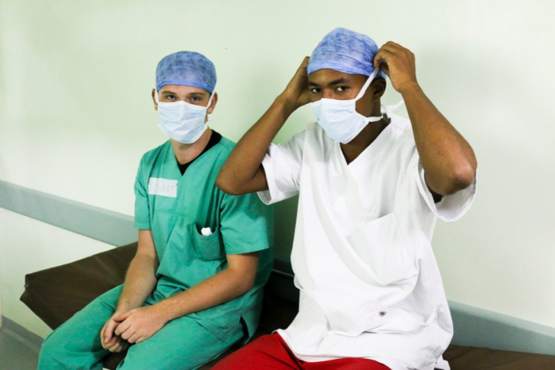 MEDICINE & HEALTHCARE: Assist in a local Dominican hospital