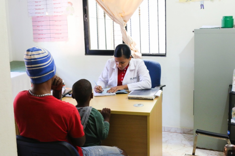MEDICINE & HEALTHCARE: Assist in a local Dominican hospital