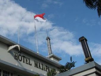 Indonesian-Flag-Hotel-Majapahit-2